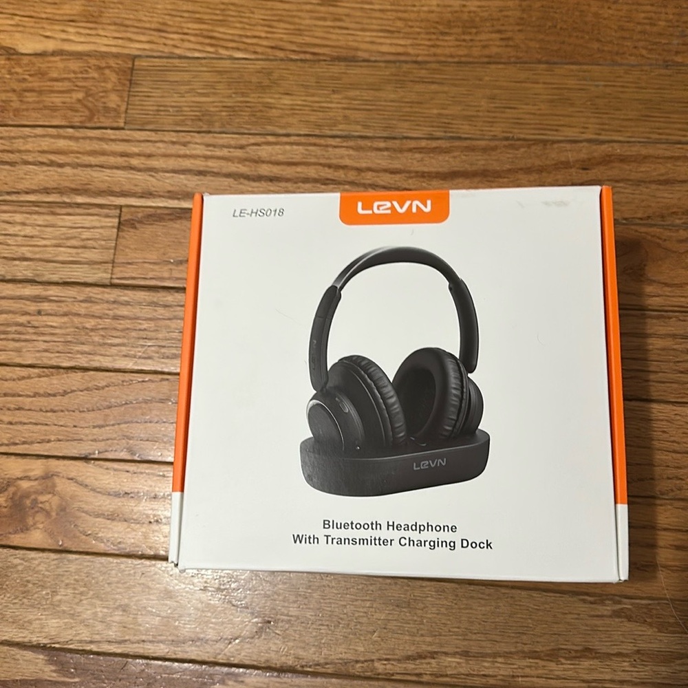 Levn Black Over-Ear Headphones - Picture 3 of 4